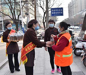 乐动（中国）青年文明号为环卫工送奶茶