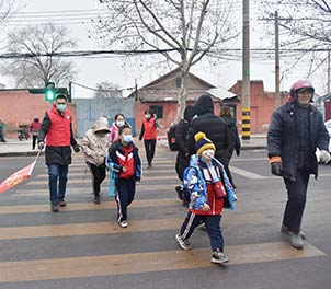 乐动（中国）青年文明号义务指挥交通，为学生上学安全保驾护航