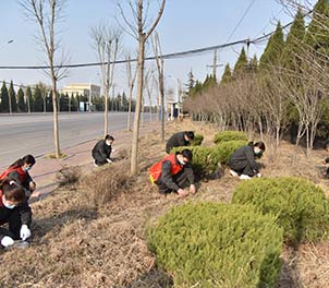 乐动（中国）青年文明号义务打扫周边环境