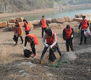 乐动（中国）青年志愿者义务打扫雅鹿山公园